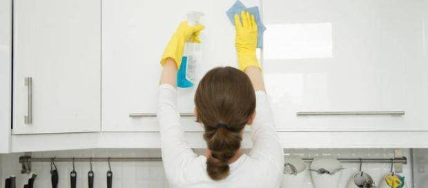 Una donna spagnola è morta a 30 anni dopo aver pulito casa con prodotti contenenti ammoniaca forse mescolati con candeggina. Una donna spagnola è morta a 30 anni dopo aver pulito casa con prodotti contenenti ammoniaca forse mescolati con candeggina.
