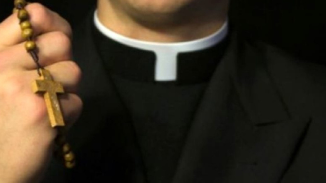 Donna scoperta dall'ex marito in intimit&agrave; con un sacerdote: il prete sferra un pugno all'uomo