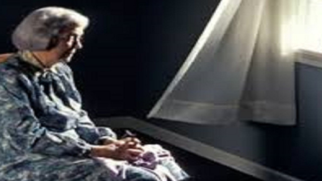 La solitudine di una donna anziana