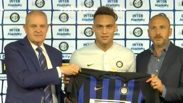 Lautaro Martinez si presenta all'Inter: 'Nessuna pressione nell'indossare la numero 10'