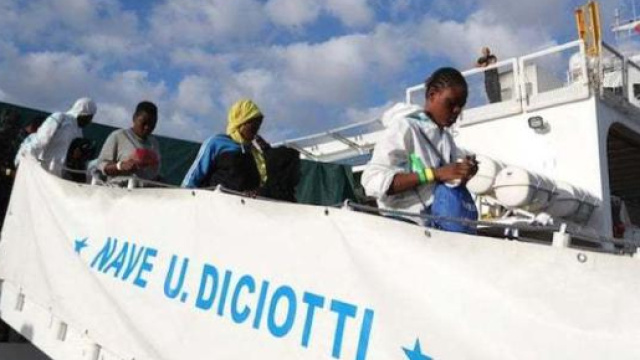 Migranti che scendono dalla nave Diciotti