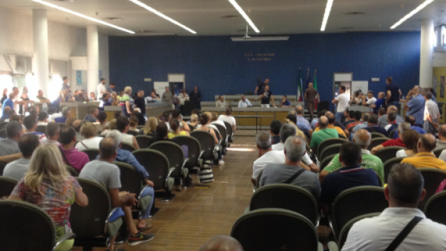 Sala consiliare del comune di Cerignola, protesta dei dipendenti Sia