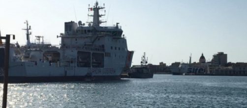 La nave 'Diciotti' al porto di Trapani