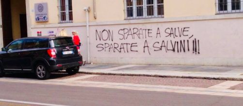 La scritta minacciosa contro Salvini su un muro della città di Parma