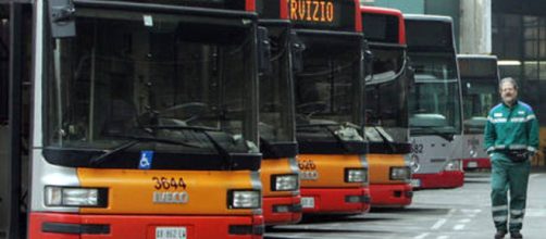 Milano, migrante minaccia con coltello turisti alla stazione dei bus, fermato (VIDEO)