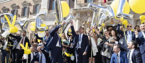 Taglio dei vitalizi, il M5S festeggia in piazza Montecitorio