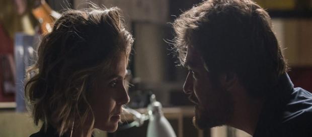 Beto coloca Luzia contra a parede. (Foto: Divulgação TV Globo) Beto coloca Luzia contra a parede. (Foto: Divulgação TV Globo)
