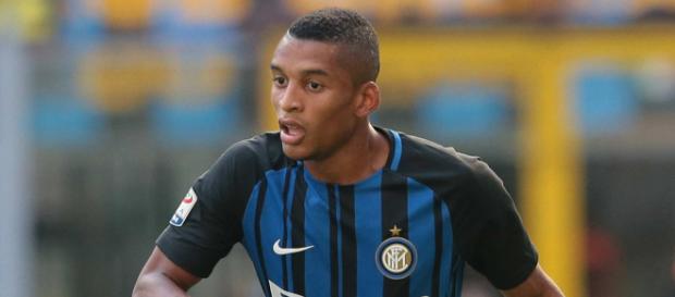Dalbert Henrique, qui joue actuellement pour l'Inter Milan, pourrait se voir proposer une offre par le PSG si Sandro ne peut pas venir. Dalbert Henrique, qui joue actuellement pour l'Inter Milan, pourrait se voir proposer une offre par le PSG si Sandro ne peut pas venir.