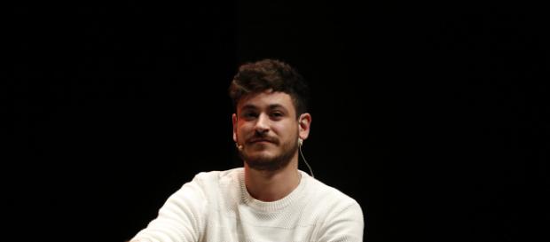Luis Cepeda interpreta ‘No puedo vivir sin ti’ junto a una fan en uno de sus conciertos Luis Cepeda interpreta ‘No puedo vivir sin ti’ junto a una fan en uno de sus conciertos