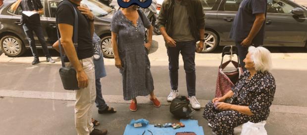 Roma, la foto di un gruppo di persone attorno alla signora dell'uncinetto - ilfattoquotidiano.it Roma, la foto di un gruppo di persone attorno alla signora dell'uncinetto - ilfattoquotidiano.it