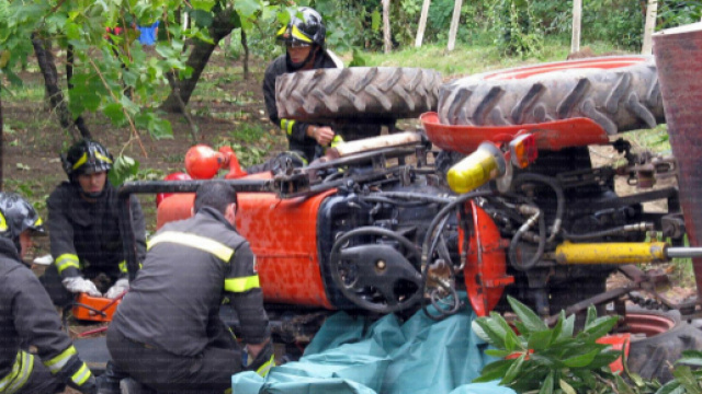 Calabria, agricoltore muore schiacciato sotto un trattore. (foto di repertorio)