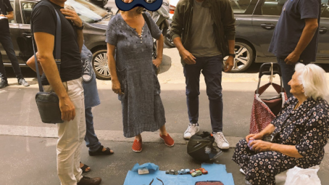 Roma, la foto di un gruppo di persone attorno alla signora dell'uncinetto - ilfattoquotidiano.it