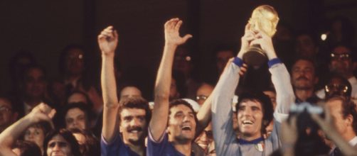 Italia-Germania 3-1, Mondiali 1982: Dino Zoff leva al cielo la Coppa del Mondo