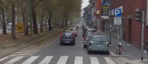 Milano, uomo si dà fuoco in strada davanti la polizia (FOTO)