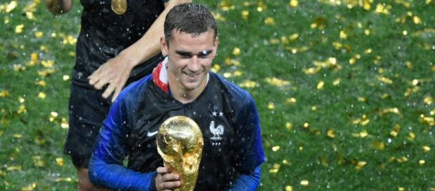 Antoine Griezmann mit WM Pokal Antoine Griezmann mit WM Pokal