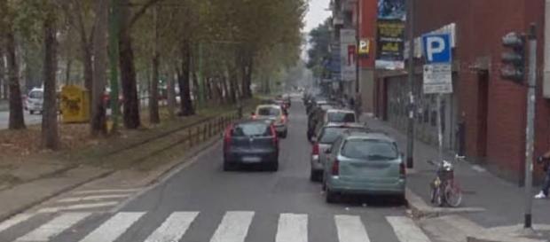 Milano, uomo si dà fuoco in strada davanti la polizia (FOTO) Milano, uomo si dà fuoco in strada davanti la polizia (FOTO)
