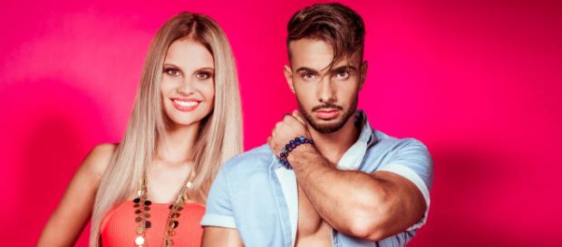 Sommerhaus der Stars: Julian Evangelos mit seiner Verlobten Stephanie Schmitz. Nach der Blamage beim Bohren gab es böse Worte für die Zuschauer Sommerhaus der Stars: Julian Evangelos mit seiner Verlobten Stephanie Schmitz. Nach der Blamage beim Bohren gab es böse Worte für die Zuschauer