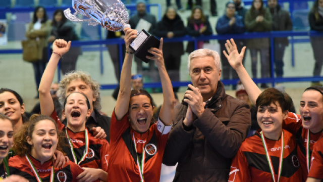Le ragazze del Futsal Nuceria premiate da Cosimo Sibilia