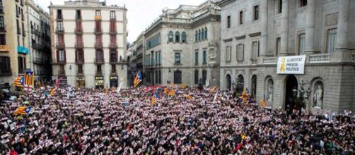 BARCELONA / Miles de personas piden la libertad de los políticos soberanistas en prisión