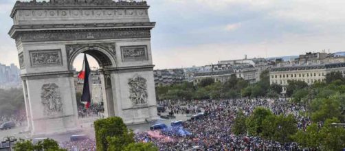 Les Bleus fêtent leur victoire avec les français sur l'avenue des Champs-Elysées