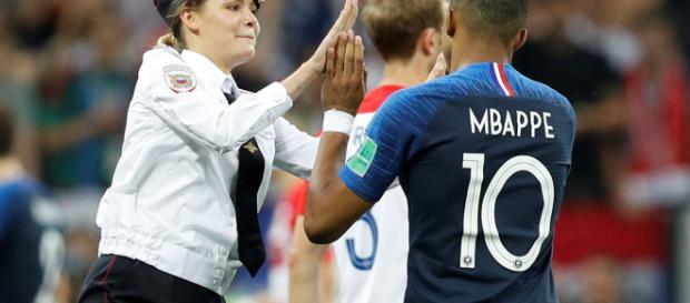 15 jours de prison pour les Pussy Riot après leur intrusion sur le stade de Moscou lors de la finale de la coupe du monde 15 jours de prison pour les Pussy Riot après leur intrusion sur le stade de Moscou lors de la finale de la coupe du monde