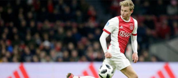 Frenkie De Jong est dans les petits papiers du PSG, mais aussi du Bayern Munich et du Real Madrid. Frenkie De Jong est dans les petits papiers du PSG, mais aussi du Bayern Munich et du Real Madrid.