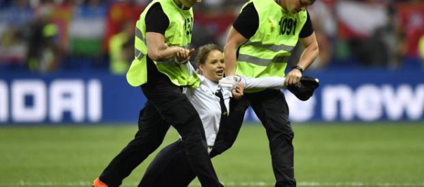 Integrantes de una banda de punk rusa invaden el partido de la final del mundial Integrantes de una banda de punk rusa invaden el partido de la final del mundial