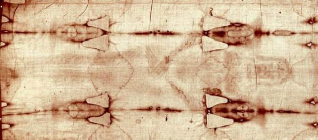 La Sacra Sindone: uno studio dimostra che molte macchie sono un falso La Sacra Sindone: uno studio dimostra che molte macchie sono un falso