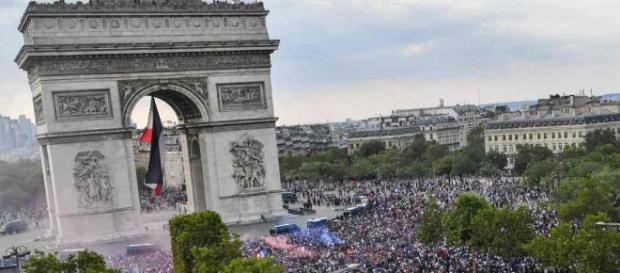 Les Bleus fêtent leur victoire avec les français sur l'avenue des Champs-Elysées Les Bleus fêtent leur victoire avec les français sur l'avenue des Champs-Elysées
