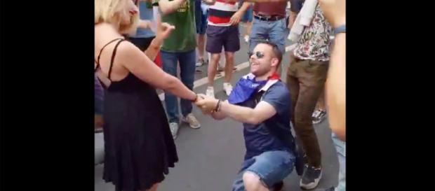 Une demande en mariage ratée sur les Champs-Elysées Une demande en mariage ratée sur les Champs-Elysées