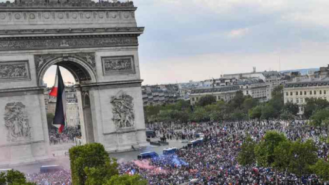 Les Bleus fêtent leur victoire avec les français sur l'avenue des Champs-Elysées