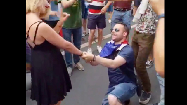 Une demande en mariage ratée sur les Champs-Elysées