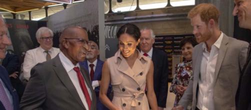 Prince Harry and Meghan Markle visited an exhibition relating to Nelson Mandela's life. [Image E! News/YouTube screencap]