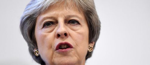 REINO UNIDO / Theresa May evita una derrota para su plan de Brexit