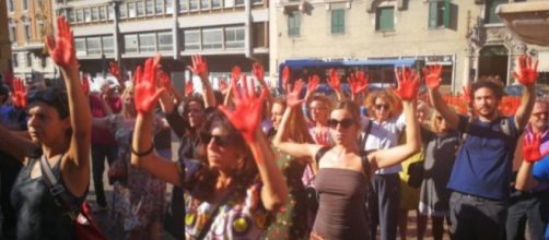 Una cinquantina di persone protestano davanti al Viminale contro le politiche migratorie del governo Conte.