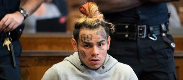 6ix9ine a processo per aggressione. 6ix9ine a processo per aggressione.
