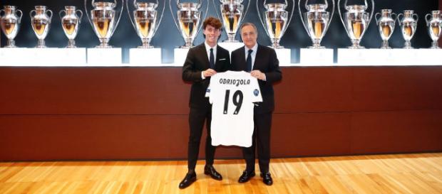 El Real Madrid presenta a Álvaro Odriozola en el Santiago Bernabéu El Real Madrid presenta a Álvaro Odriozola en el Santiago Bernabéu