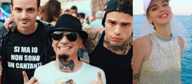 Fedez si stacca da J-Ax e Fabio Rovazzi; il gesto di Chiara Ferragni. Blasting News Fedez si stacca da J-Ax e Fabio Rovazzi; il gesto di Chiara Ferragni. Blasting News
