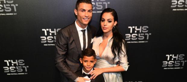 Cristian Ronaldo llega a la Juventus y los fanáticos lo reciben con algarabía Cristian Ronaldo llega a la Juventus y los fanáticos lo reciben con algarabía