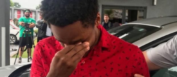 Homem ganhou um carro de presente do novo chefe Homem ganhou um carro de presente do novo chefe