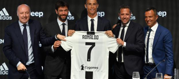 Cristiano Ronaldo está 'emocionado de ser bianconero' al igual que los fans de la Juventus Cristiano Ronaldo está 'emocionado de ser bianconero' al igual que los fans de la Juventus