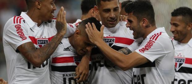 São-paulinos comemoram gol contra Flamengo São-paulinos comemoram gol contra Flamengo