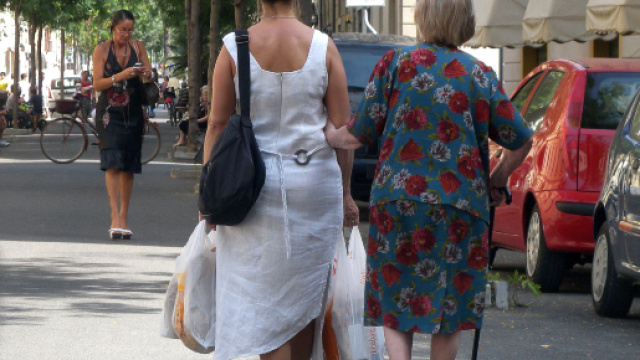 Aumentano le italiane che vogliono fare la badante, ma le lavoratrici per colpa dello stop ai migranti scarseggiano