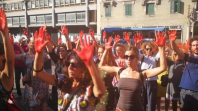Una cinquantina di persone protestano davanti al Viminale contro le politiche migratorie del governo Conte.