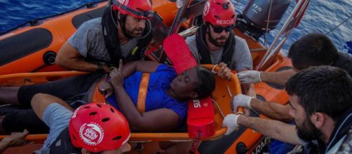Open Arms rescató a una mujer que estuvo aferrada por 48 horas a restos de su embarcación