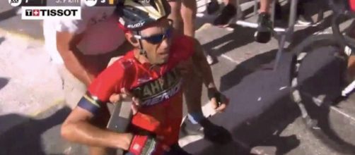 Vincenzo Nibali a terra sull'Alpe d'Huez