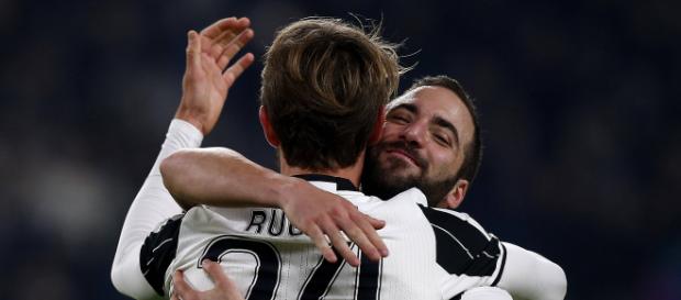 Chelsea donne tout pour recruter l'attaquant Higuain et le défenseur Rugani. Chelsea donne tout pour recruter l'attaquant Higuain et le défenseur Rugani.