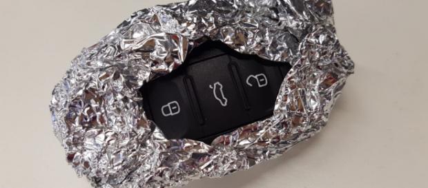 Por que especialistas recomendam embrulhar chaves automáticas do carro em papel alumínio Por que especialistas recomendam embrulhar chaves automáticas do carro em papel alumínio