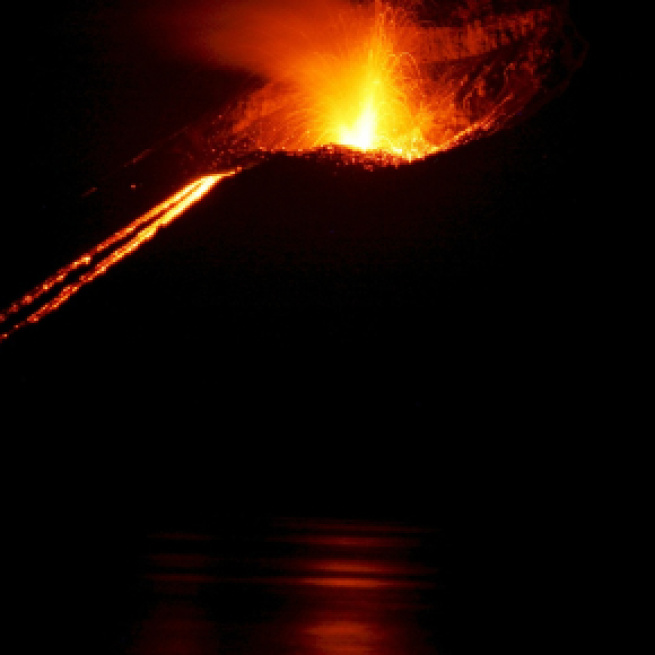 Volcano erupts off the coast of Hawaii's Big Island (via Pixabay - skeeze)