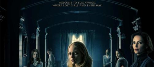 Dark Hall: al cinema dal 1° agosto l'horror con Uma Thurman